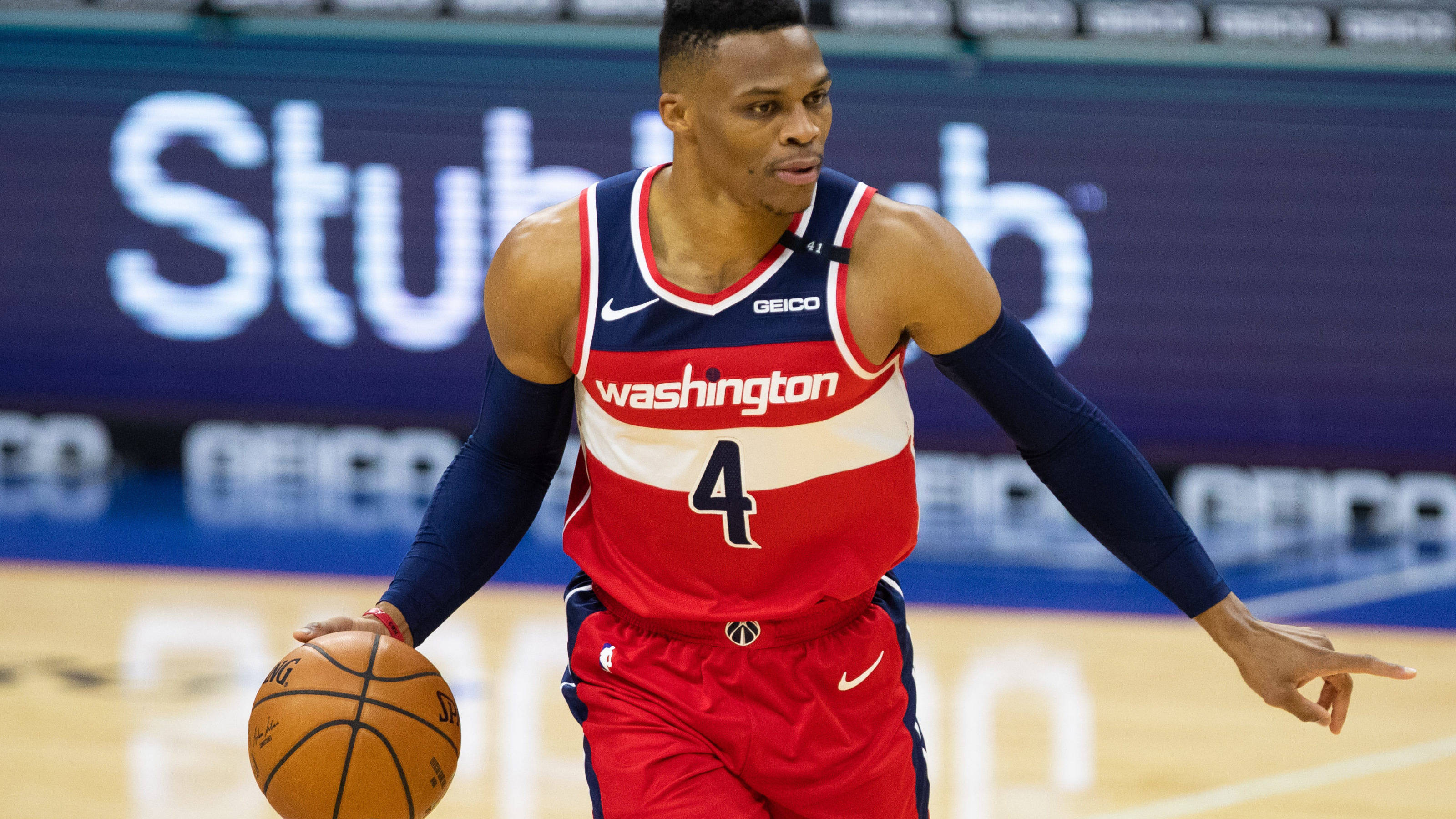 开云电子-阿扎伦卡在法国队比赛中出色防守,重要助攻引发热议!-开云电子